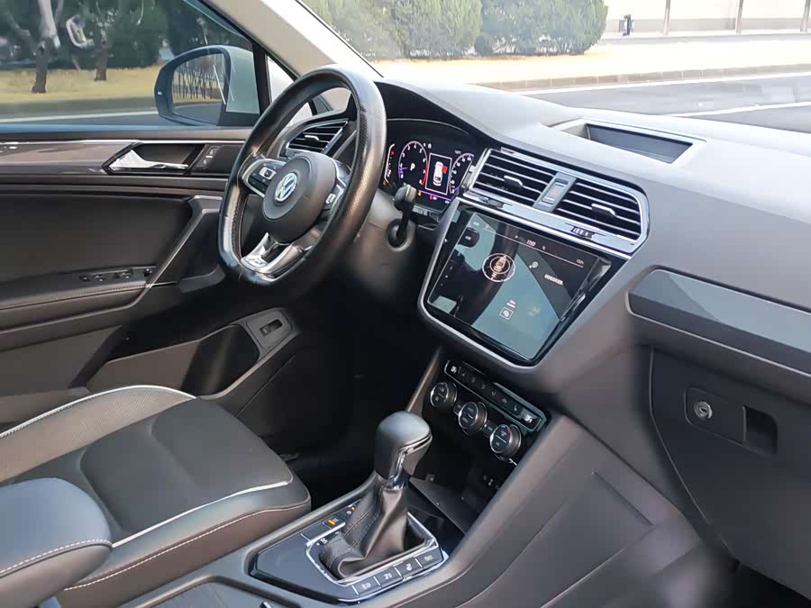Volkswagen Tiguan L 2020 #10 Volkswagen Tiguan L 2020 car image #10