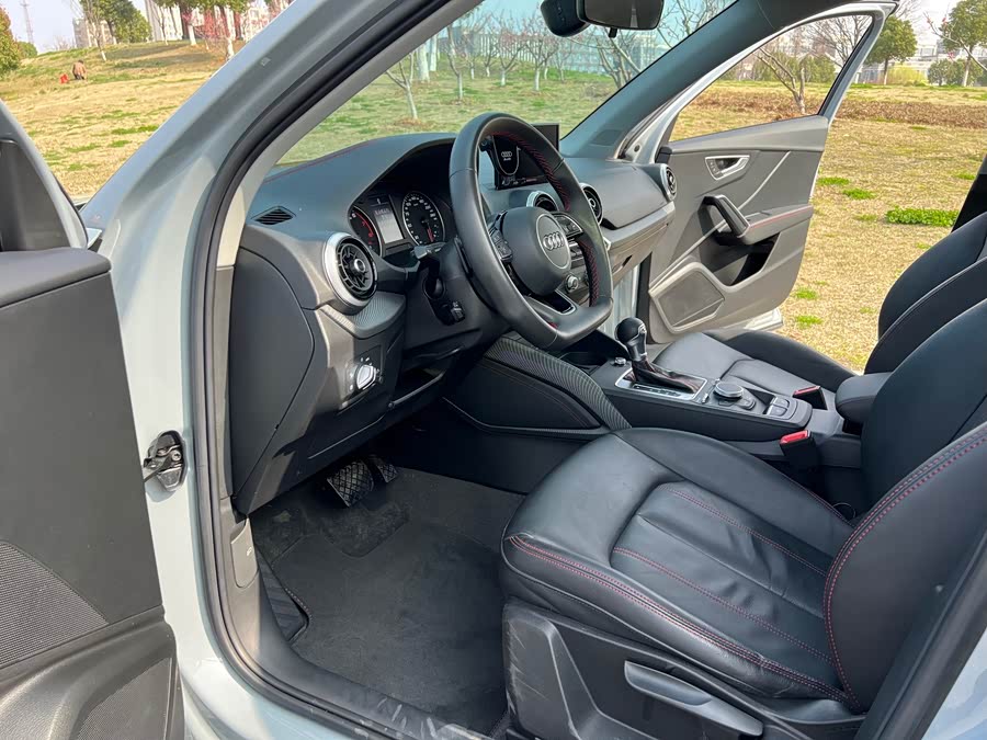 Audi Q2L 2023 صورة سيارة #10