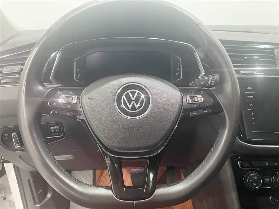 Volkswagen Tiguan L 2020 car image #10