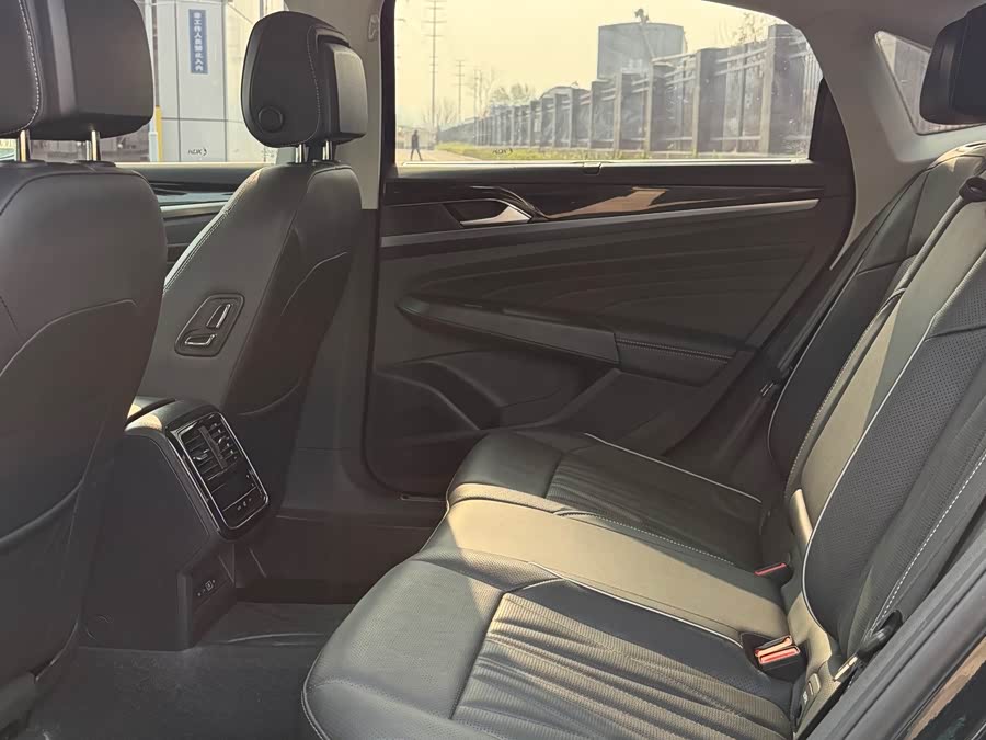 Volkswagen Passat 2023 صورة سيارة #10