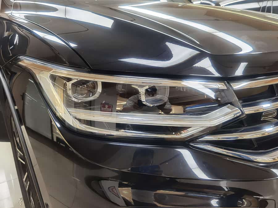 Volkswagen Tiguan L 2023 car image #10