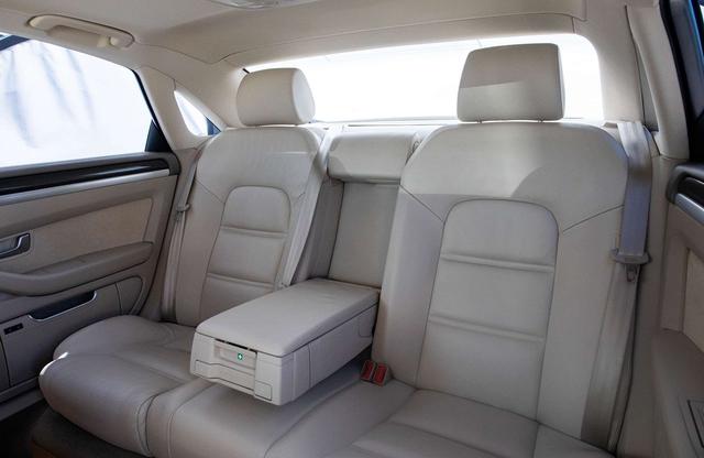 Audi S8 2009 car image #10