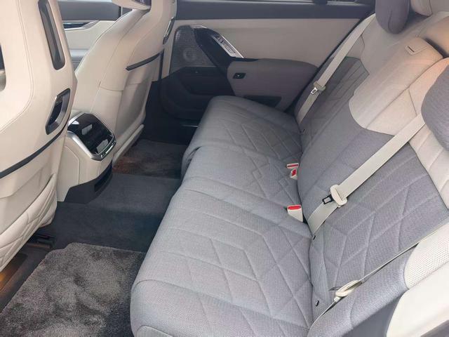 BMW i7 M70L 2024 car image #10