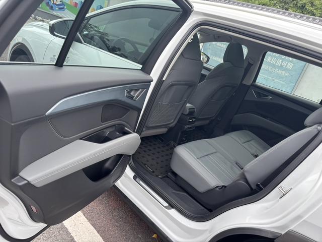 Audi Q5 e-tron 2024 #10 Audi Q5 e-tron 2024 صورة سيارة #10