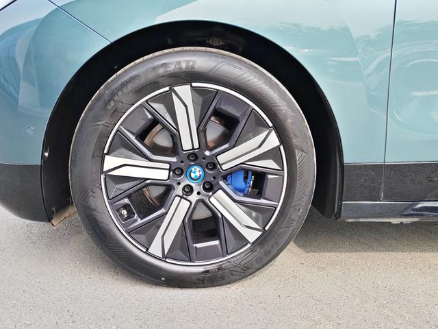 BMW iX 2023 immagine di auto #10