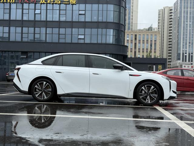 HongQi EH7 2024 #10 HongQi EH7 2024 car image #10