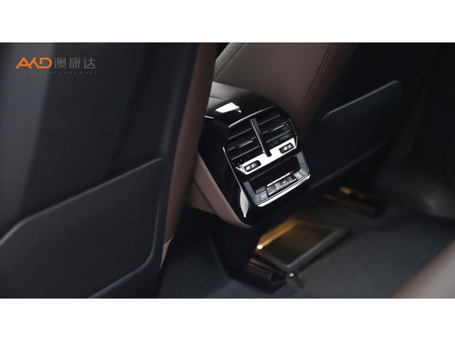 BMW iX 2023 car image #10