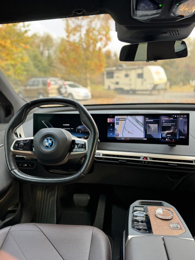 BMW iX 2022 car image #10