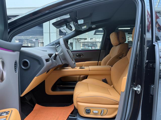 Li i8 2025 image de voiture #10