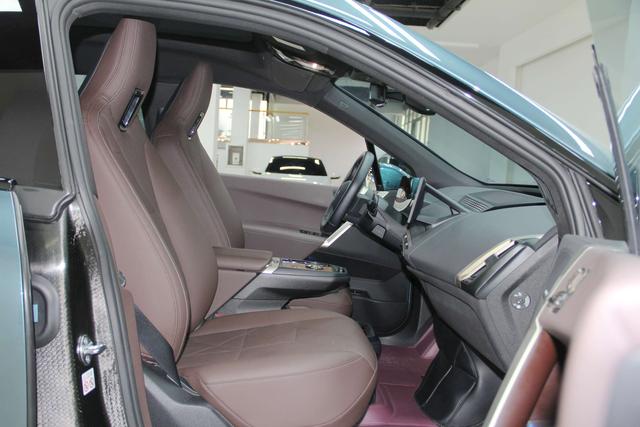 BMW iX 2023 car image #10