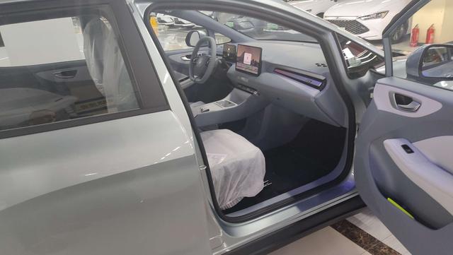 MG 4 EV 2025 immagine di auto #10