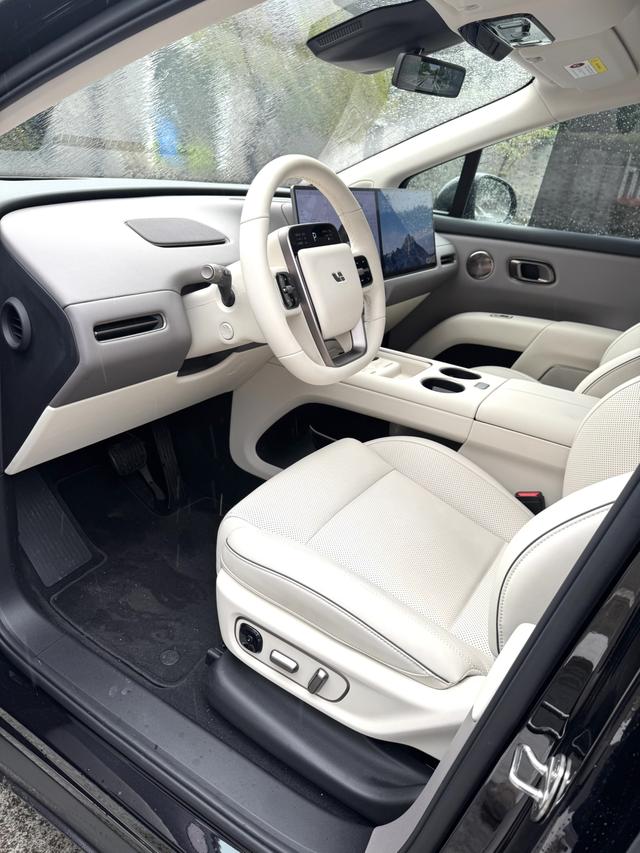 Li i8 2025 image de voiture #10