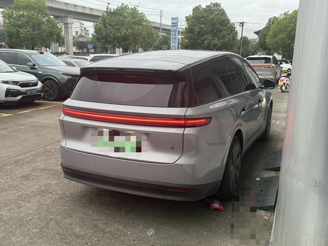 Li i8 2025 image de voiture #10