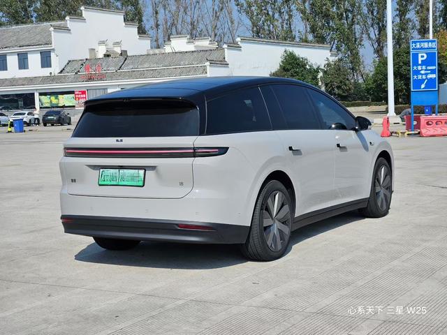 Li i8 2025 image de voiture #10