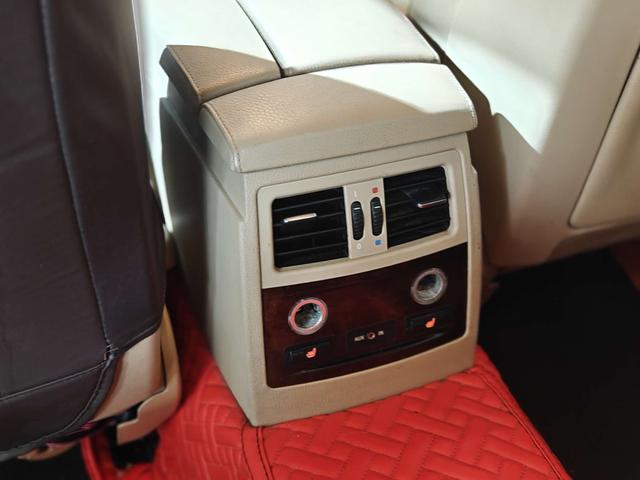 BMW X7 M60i 2010 car image #10