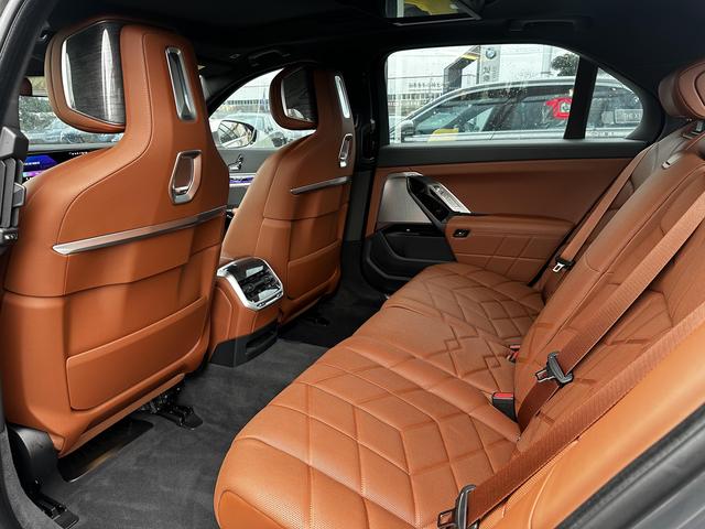 BMW i7 M70L 2024 #10 BMW i7 M70L 2024 car image #10