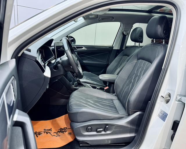 Volkswagen Tiguan L 2023 car image #10