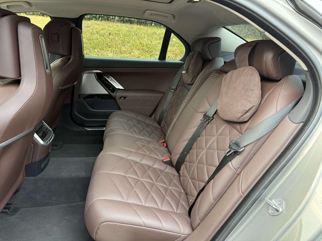 BMW 7 Series 2023 #10 BMW 7 Series 2023 car image #10