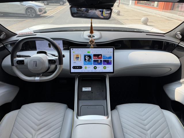 Avatr 11 2023 car image #10