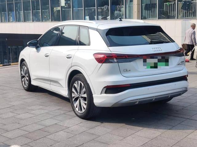 Audi Q4 e-tron 2024 صورة سيارة #10