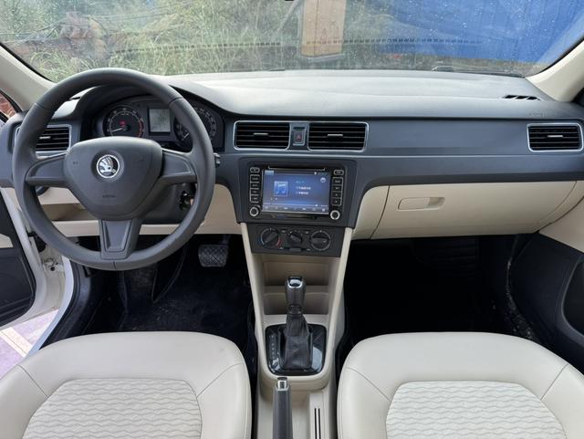 Skoda Rapid 2015 car image #10