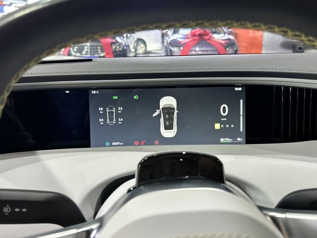 Avatr 11 2023 car image #10