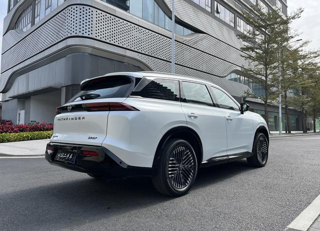 Nissan Pathfinder 2024 car image #10