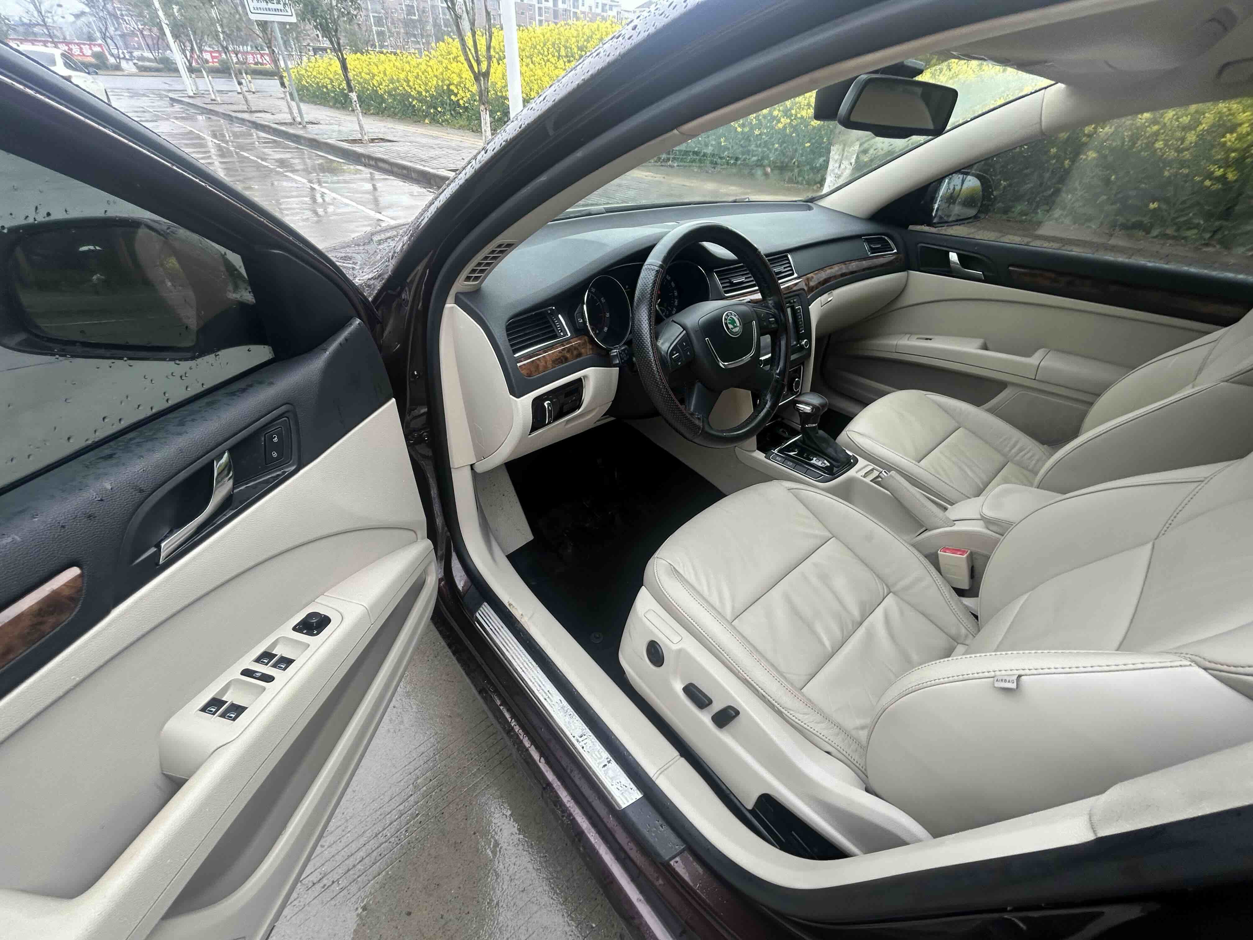 Skoda Superb 2013 car image #10