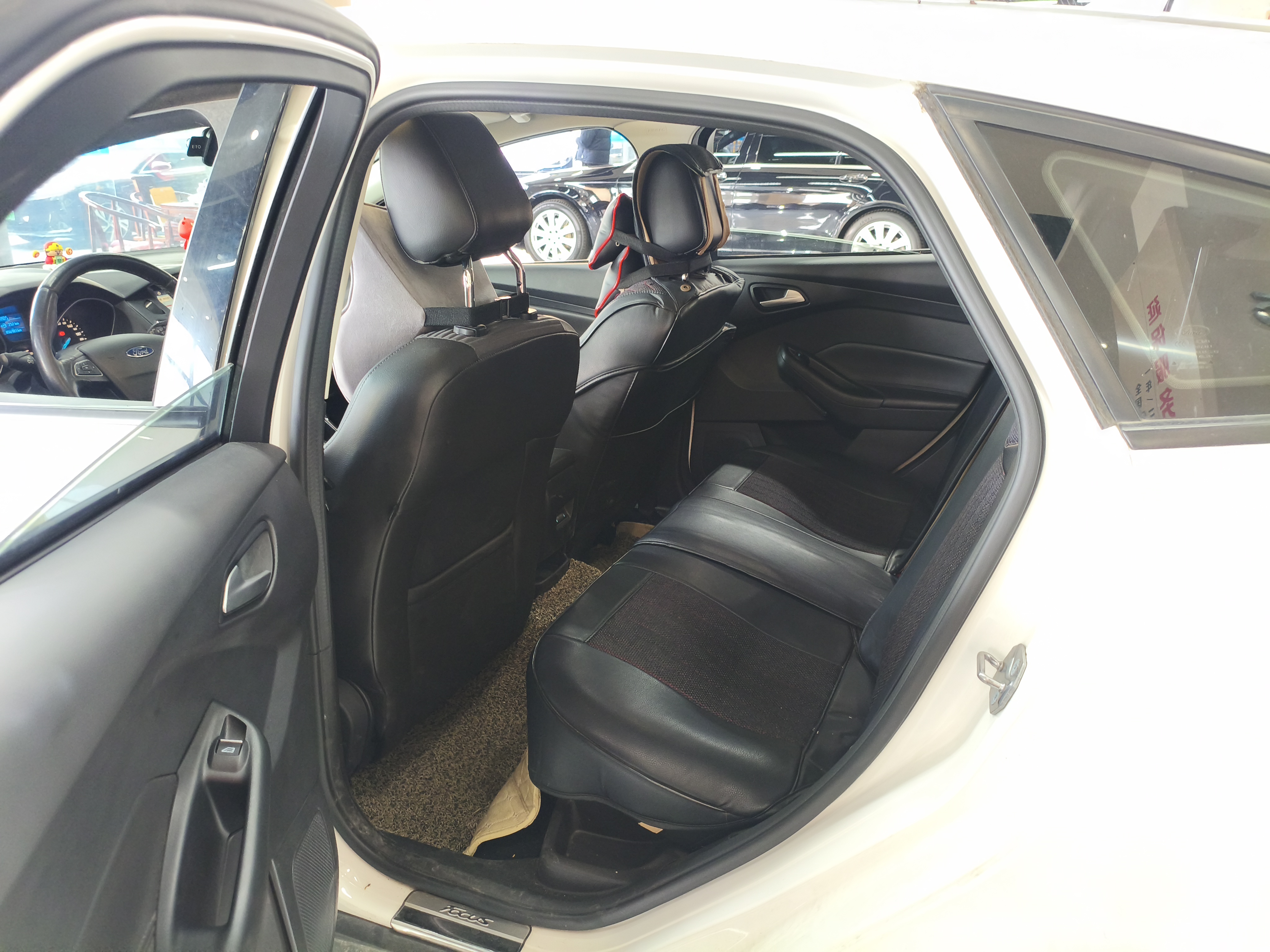 Ford Focus 2017 car image #10