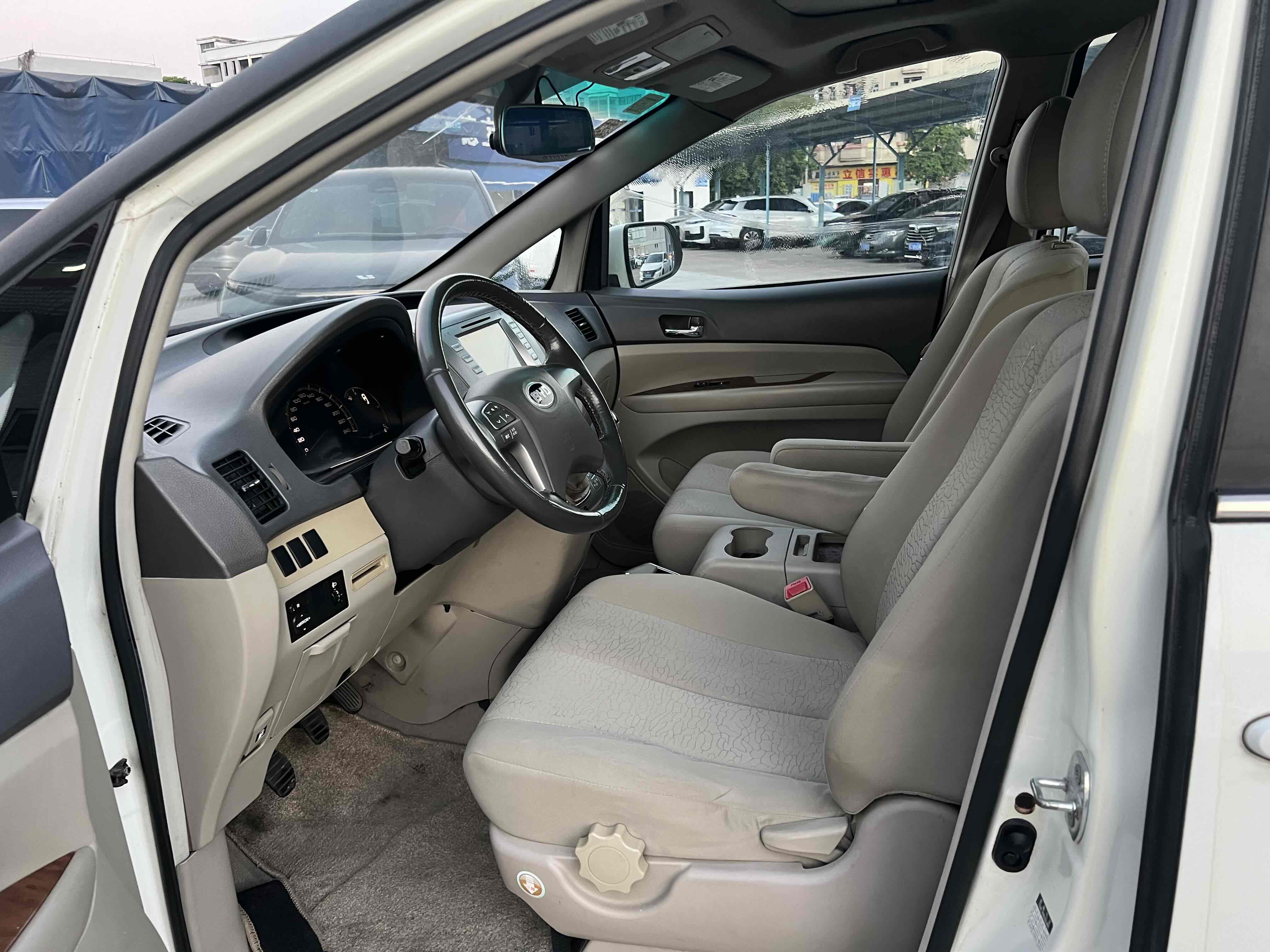 BYD M6 2014 car image #10