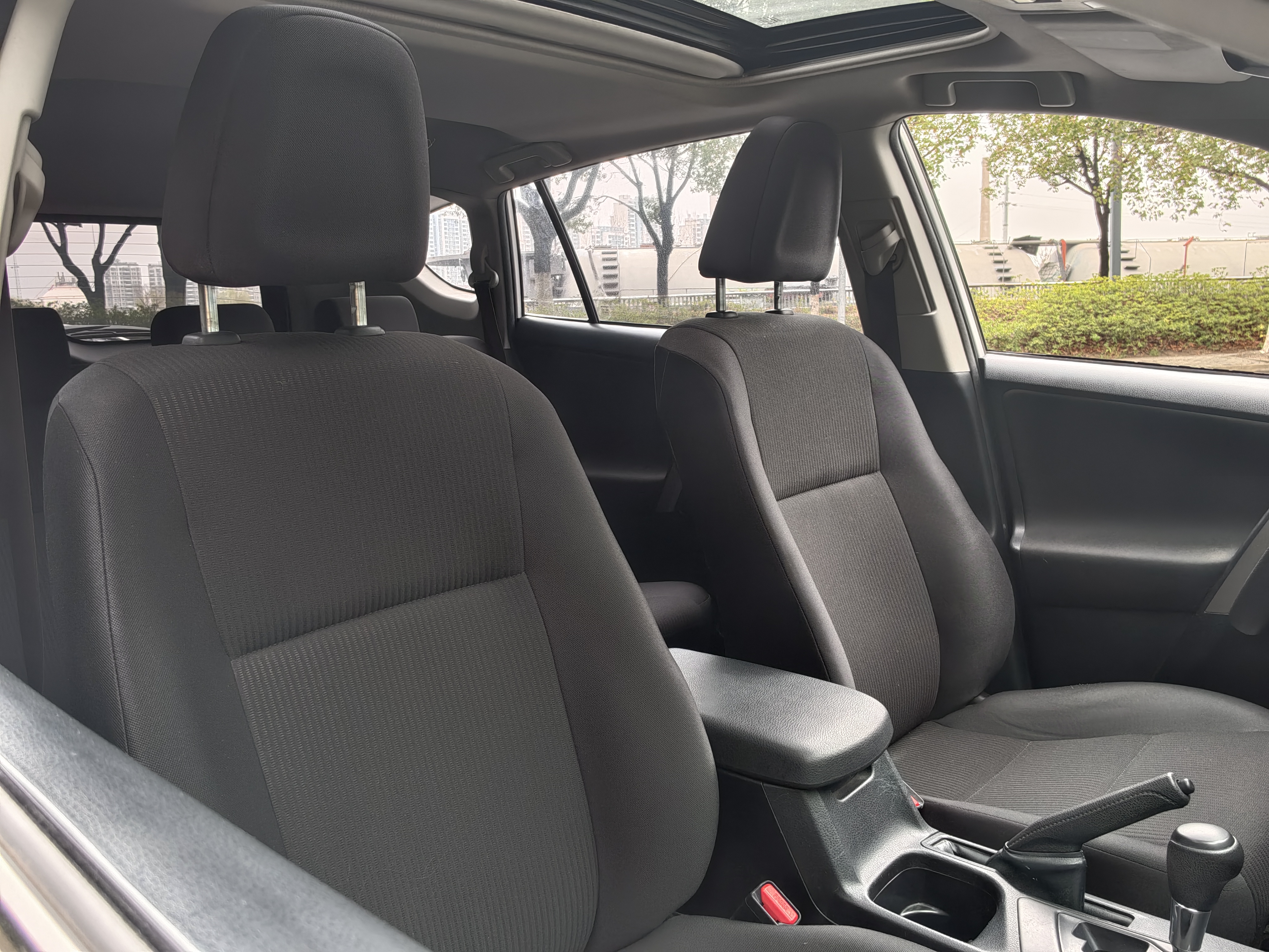 Toyota RAV4 2017 изображение автомобиля #10