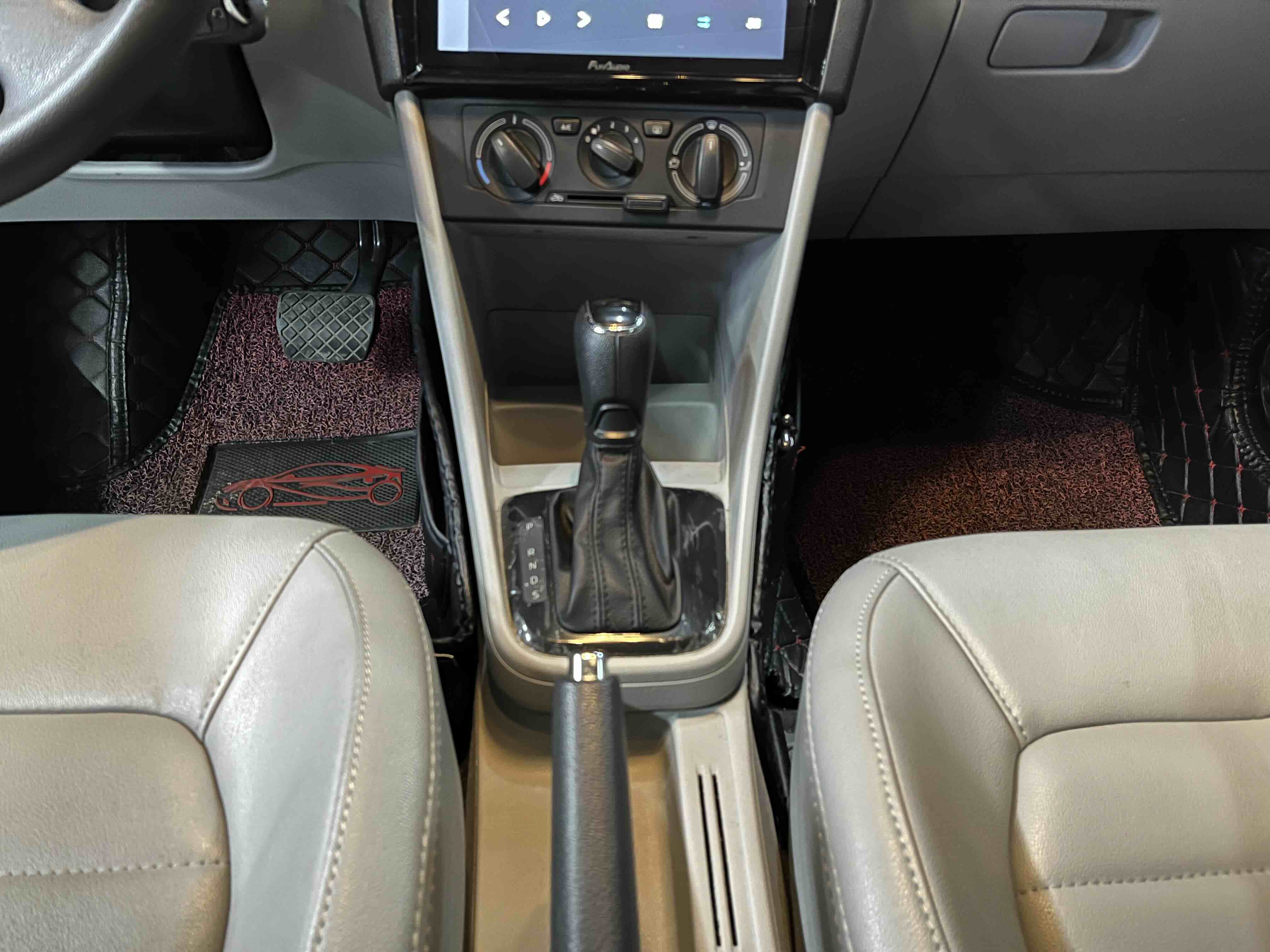 Skoda Rapid 2014 car image #10