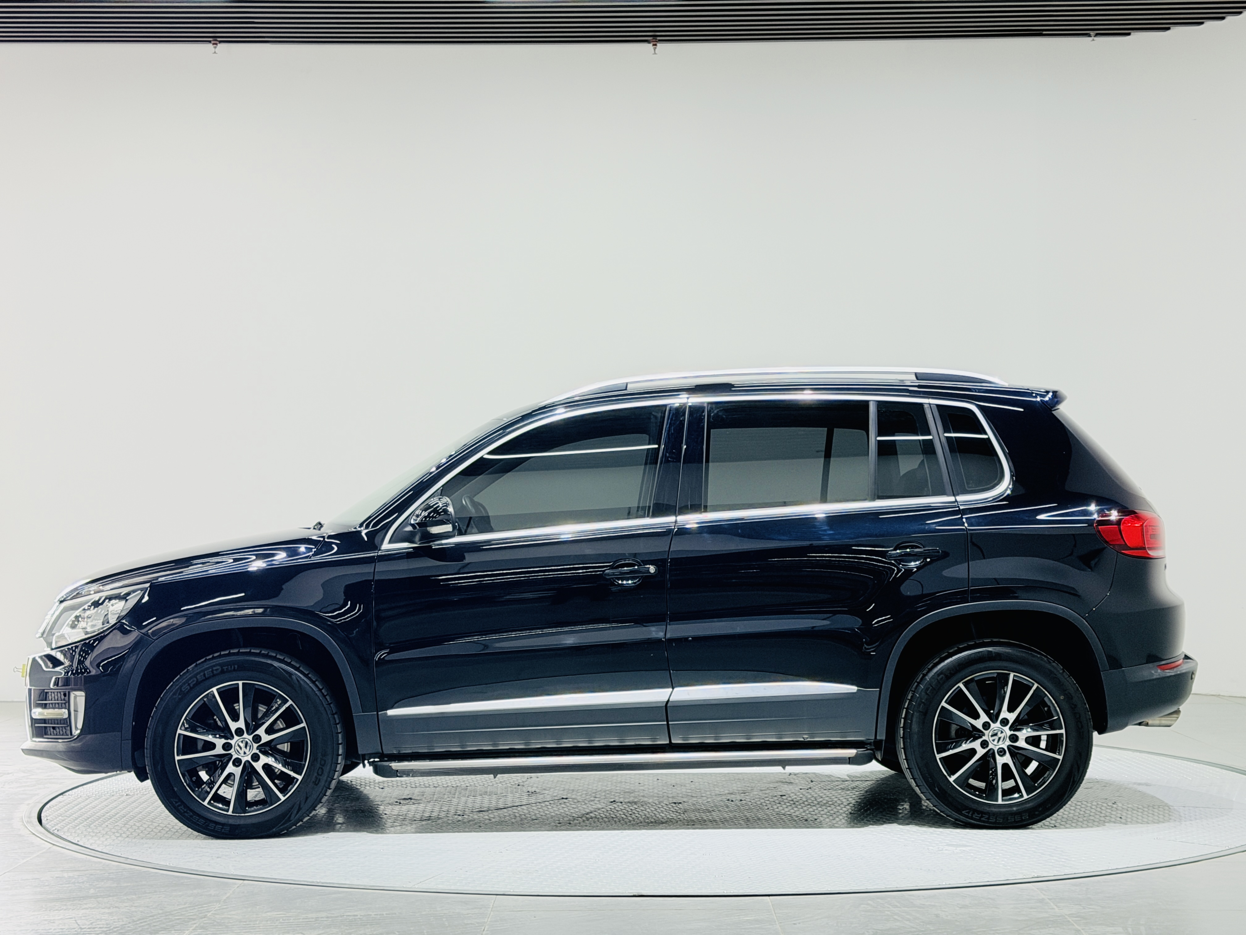 Volkswagen Tiguan 2014 car image #10