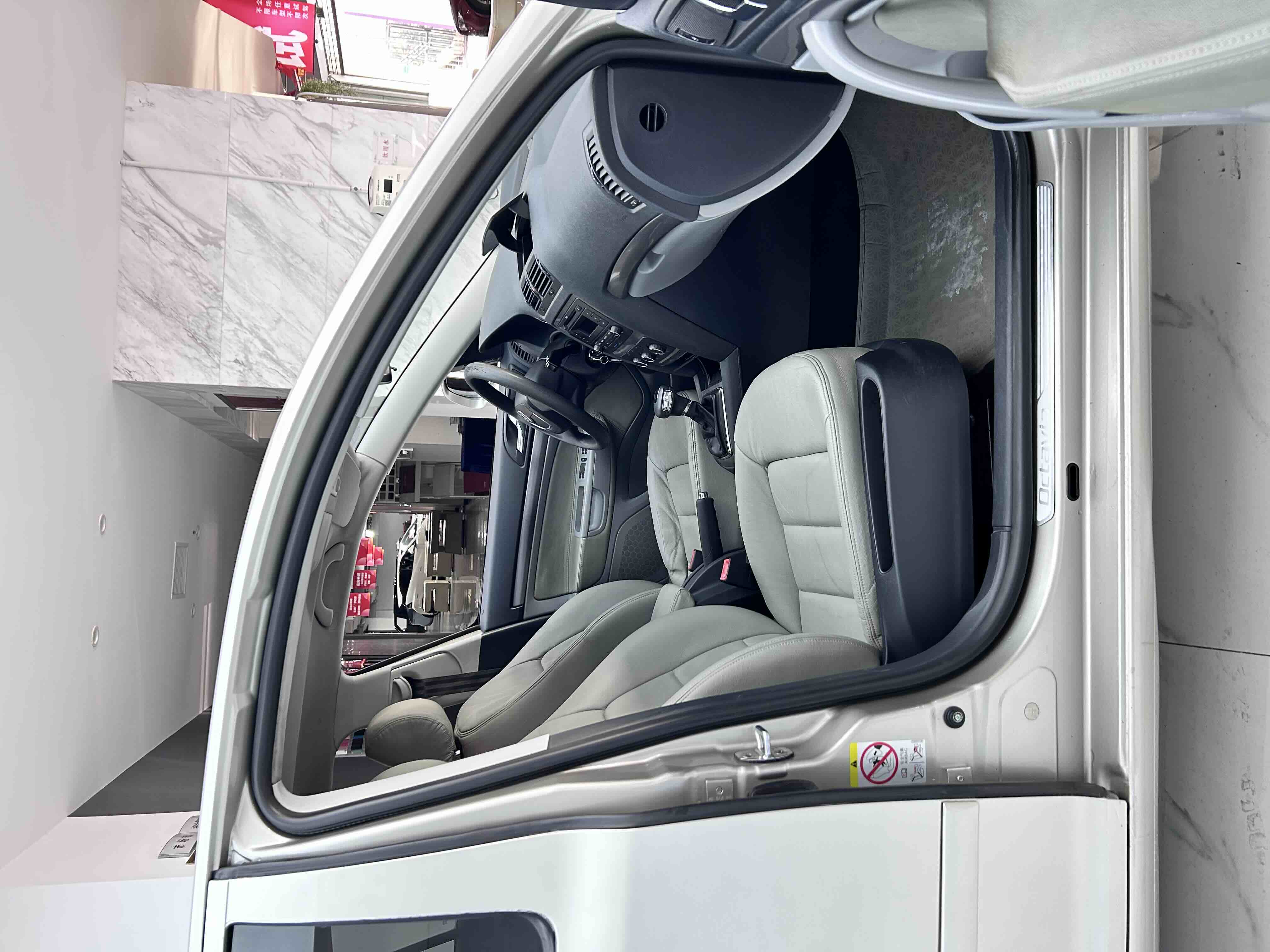 Skoda Octavia 2012 car image #10