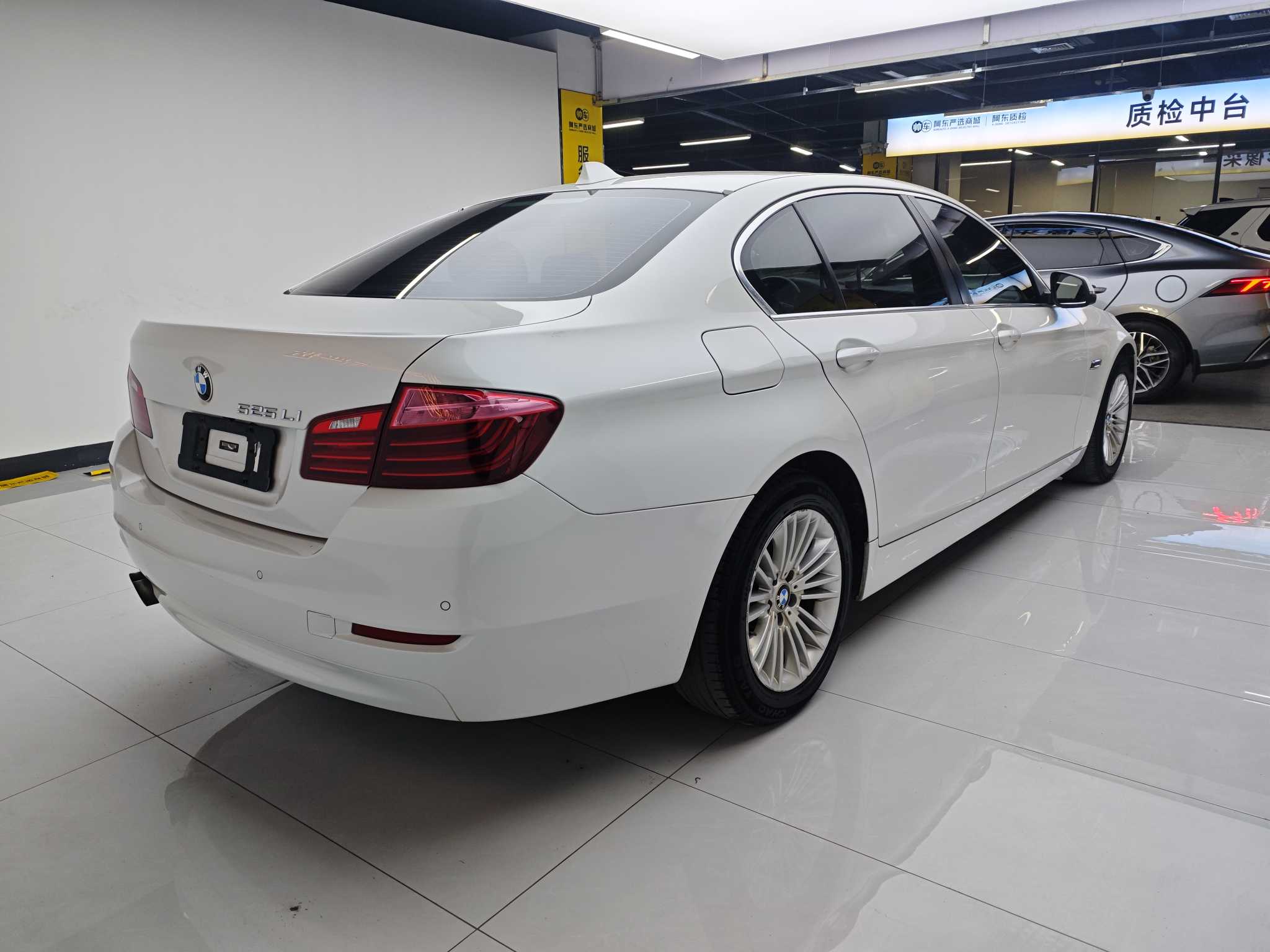BMW 5 Series 2016 car image #10