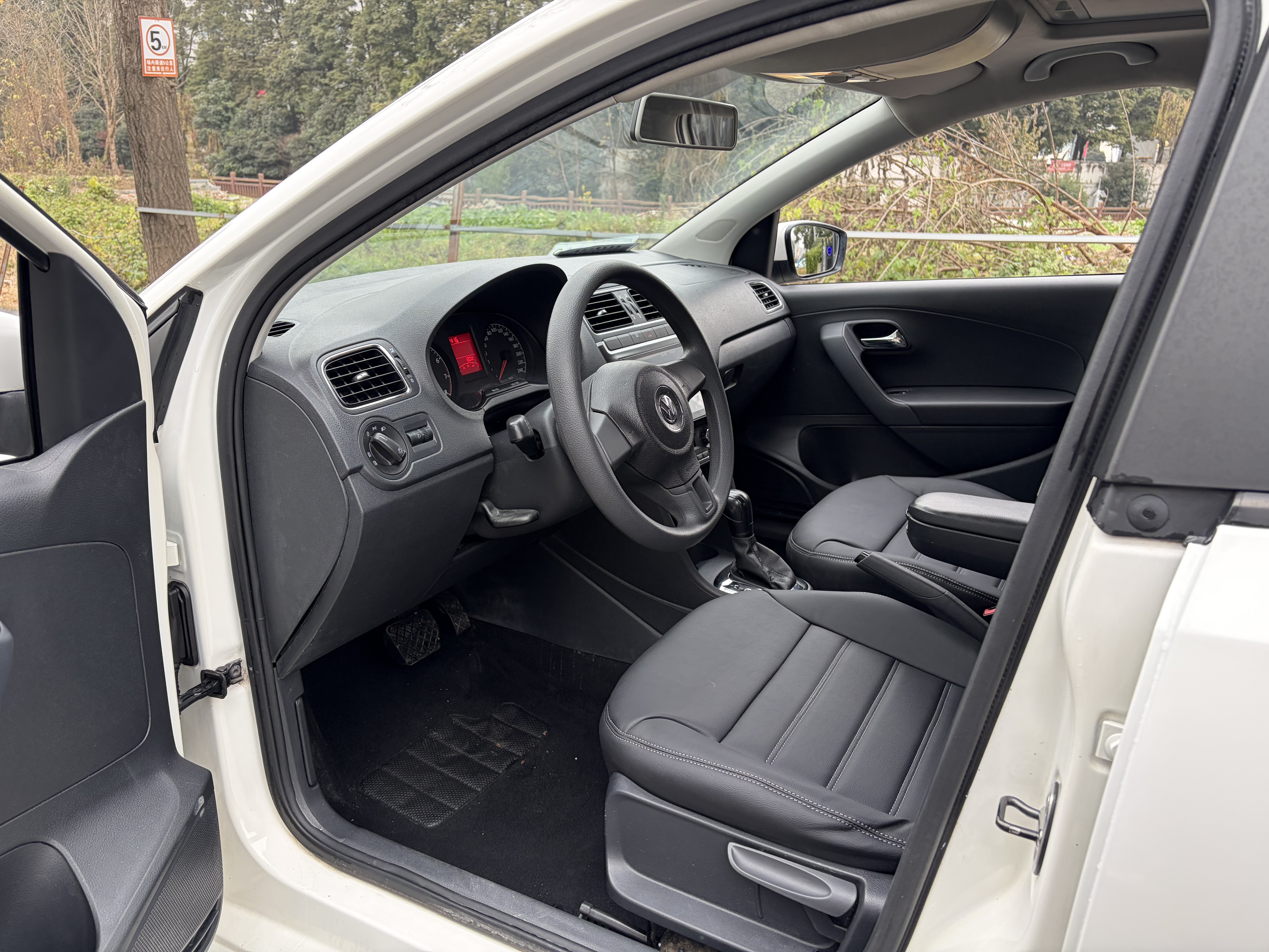 Volkswagen Polo 2014 car image #10