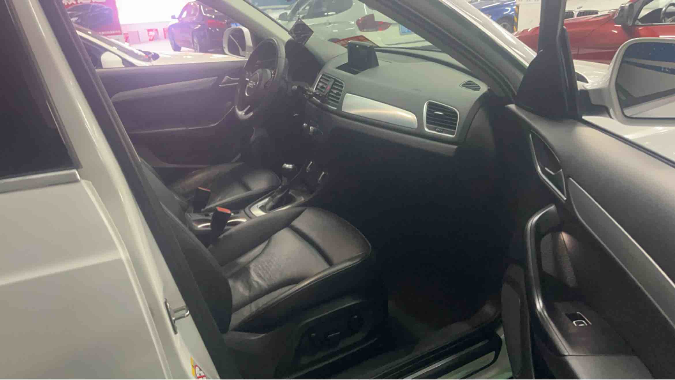 Audi Q3 2014 car image #10