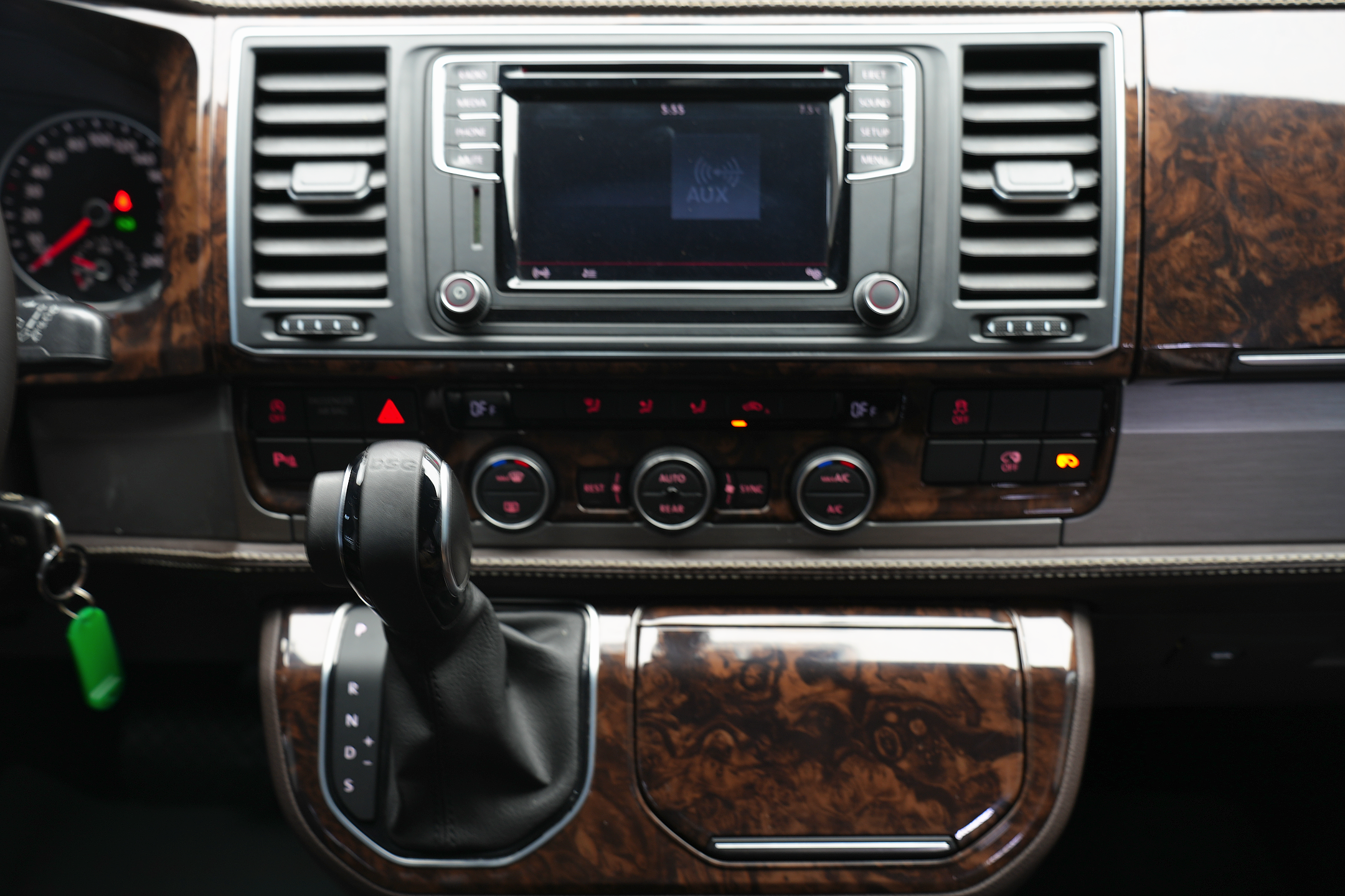 Volkswagen Caravelle 2017 car image #10