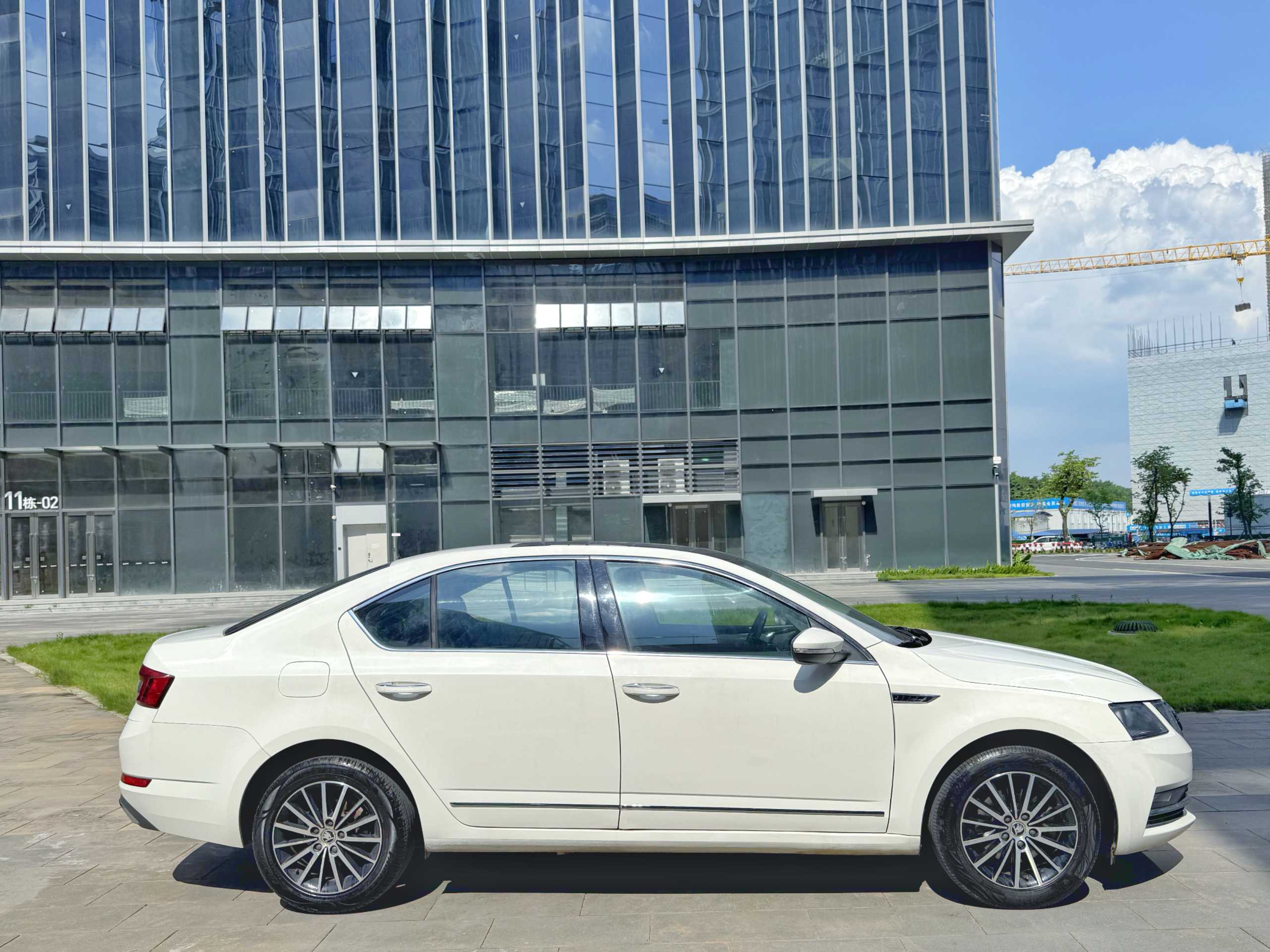 Skoda Octavia 2018 car image #10