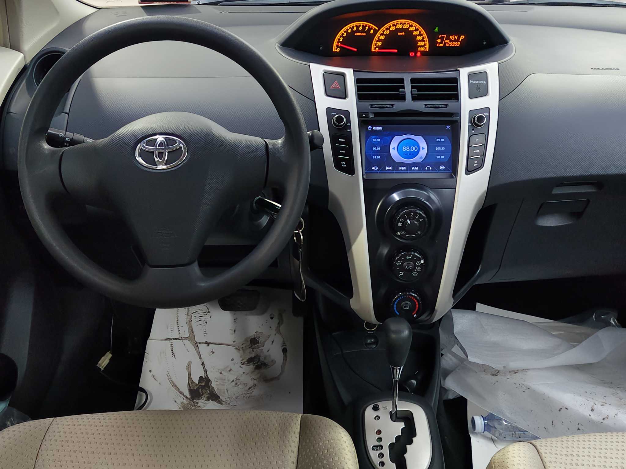 Toyota Yaris 2012 #10 Toyota Yaris 2012 car image #10