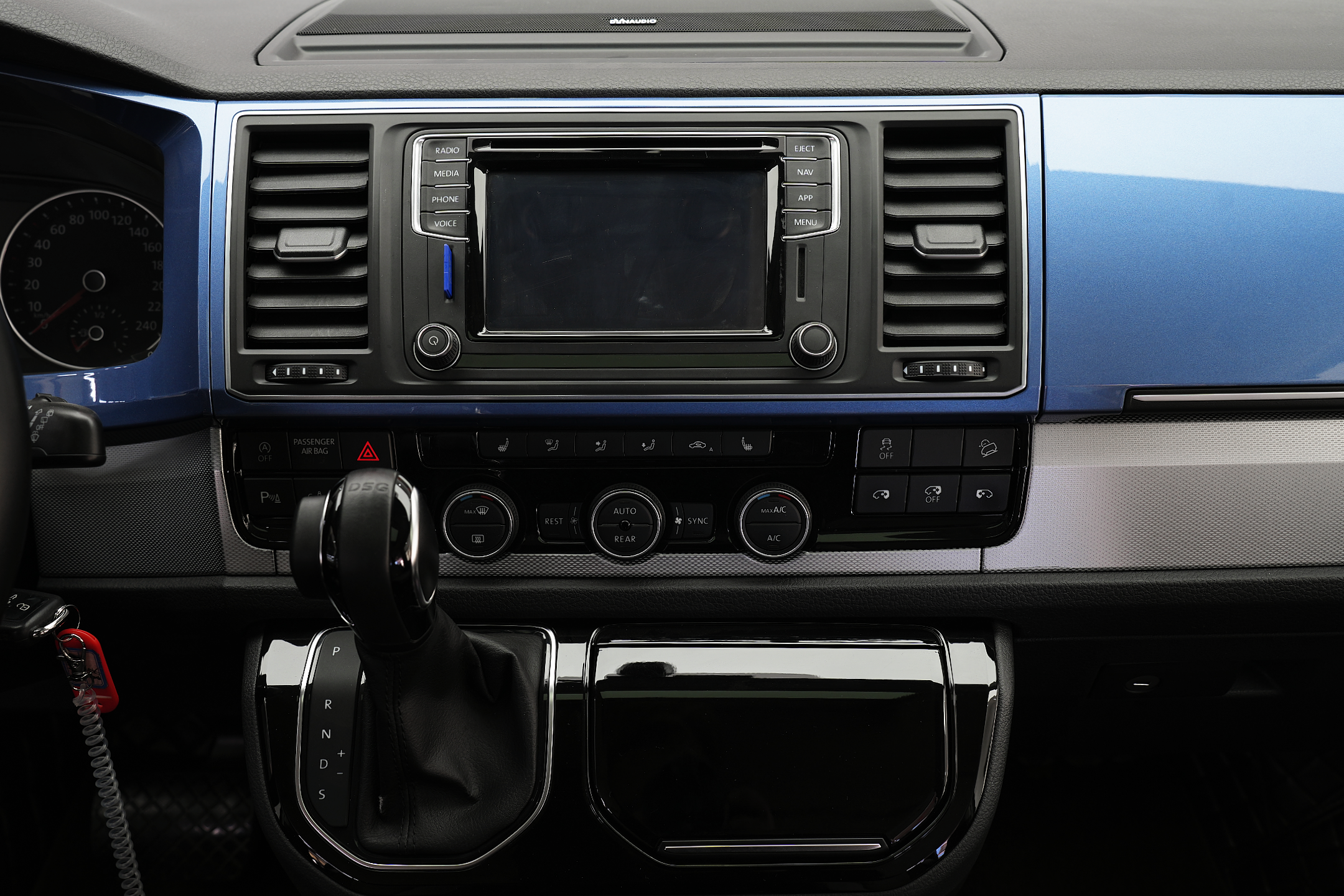 Volkswagen Multivan 2018 car image #10