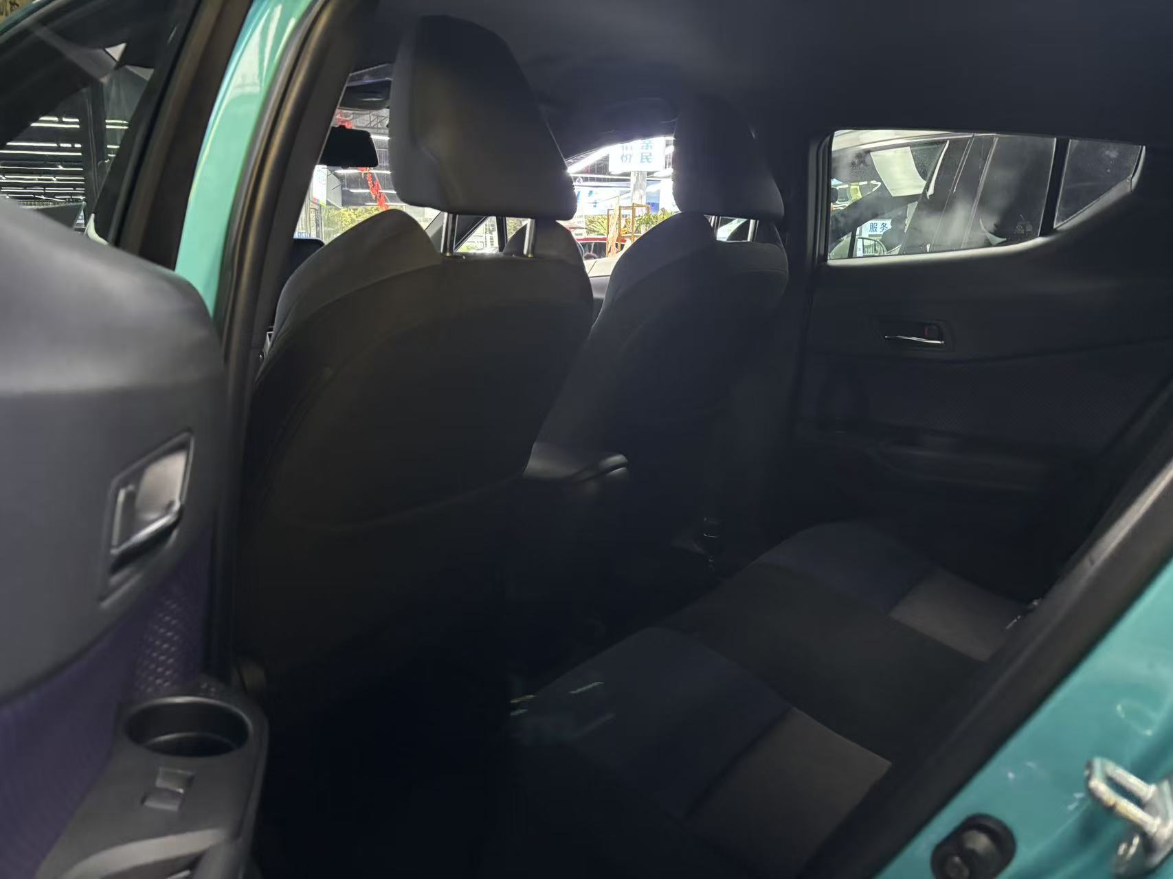 Toyota C-HR 2018 immagine di auto #10