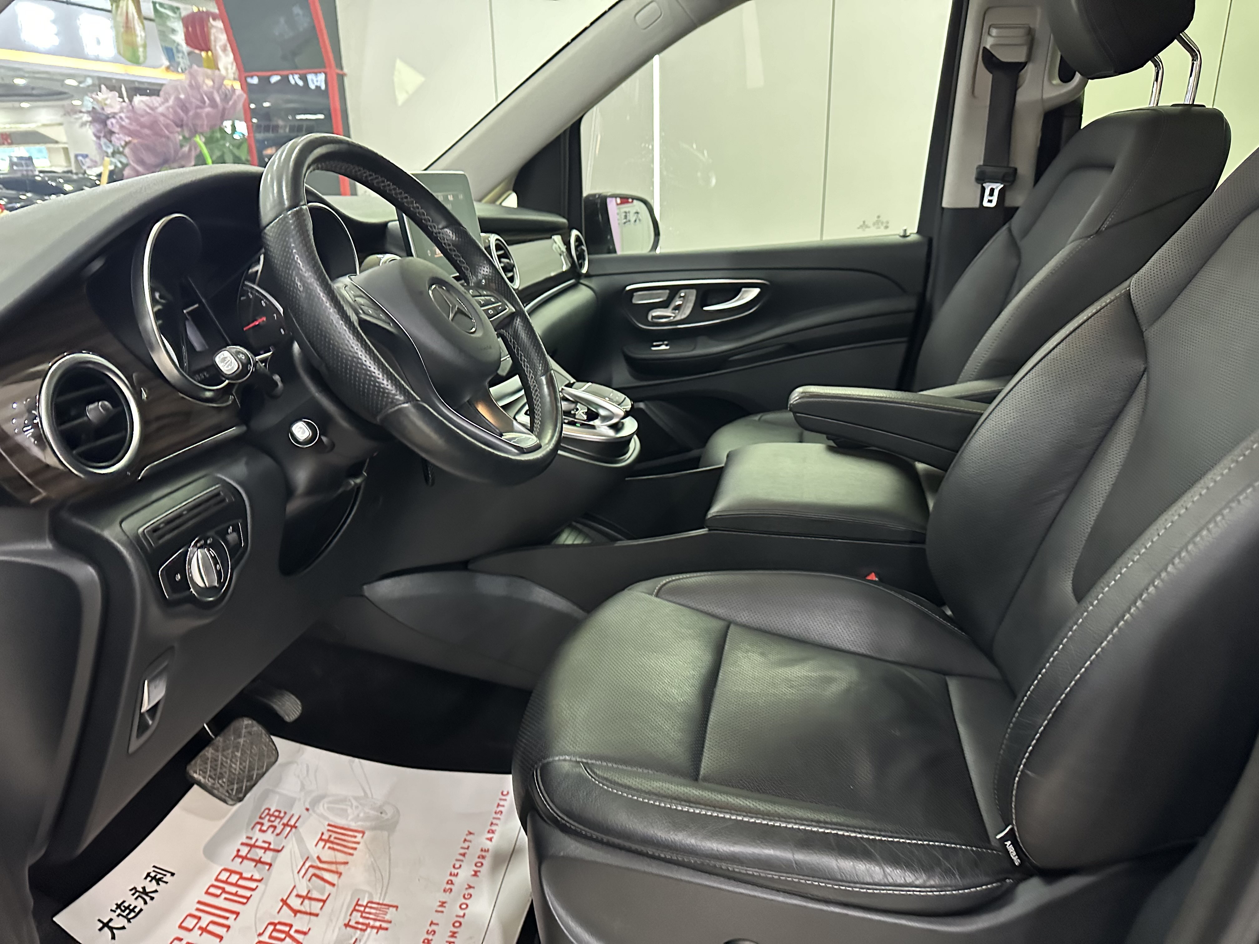 Mercedes-Benz V Class 2018 car image #10