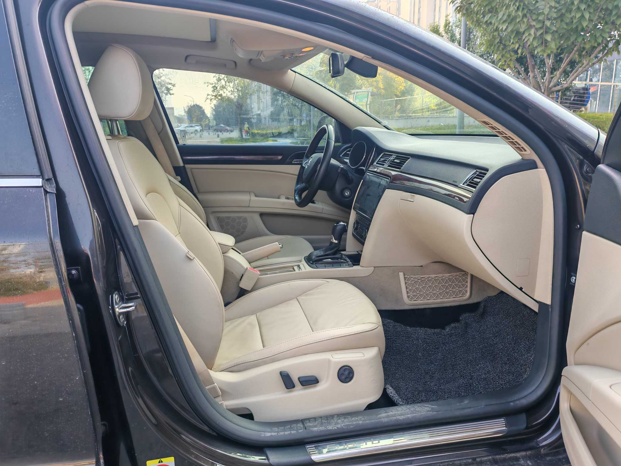 Skoda Superb Combi 2015 car image #10