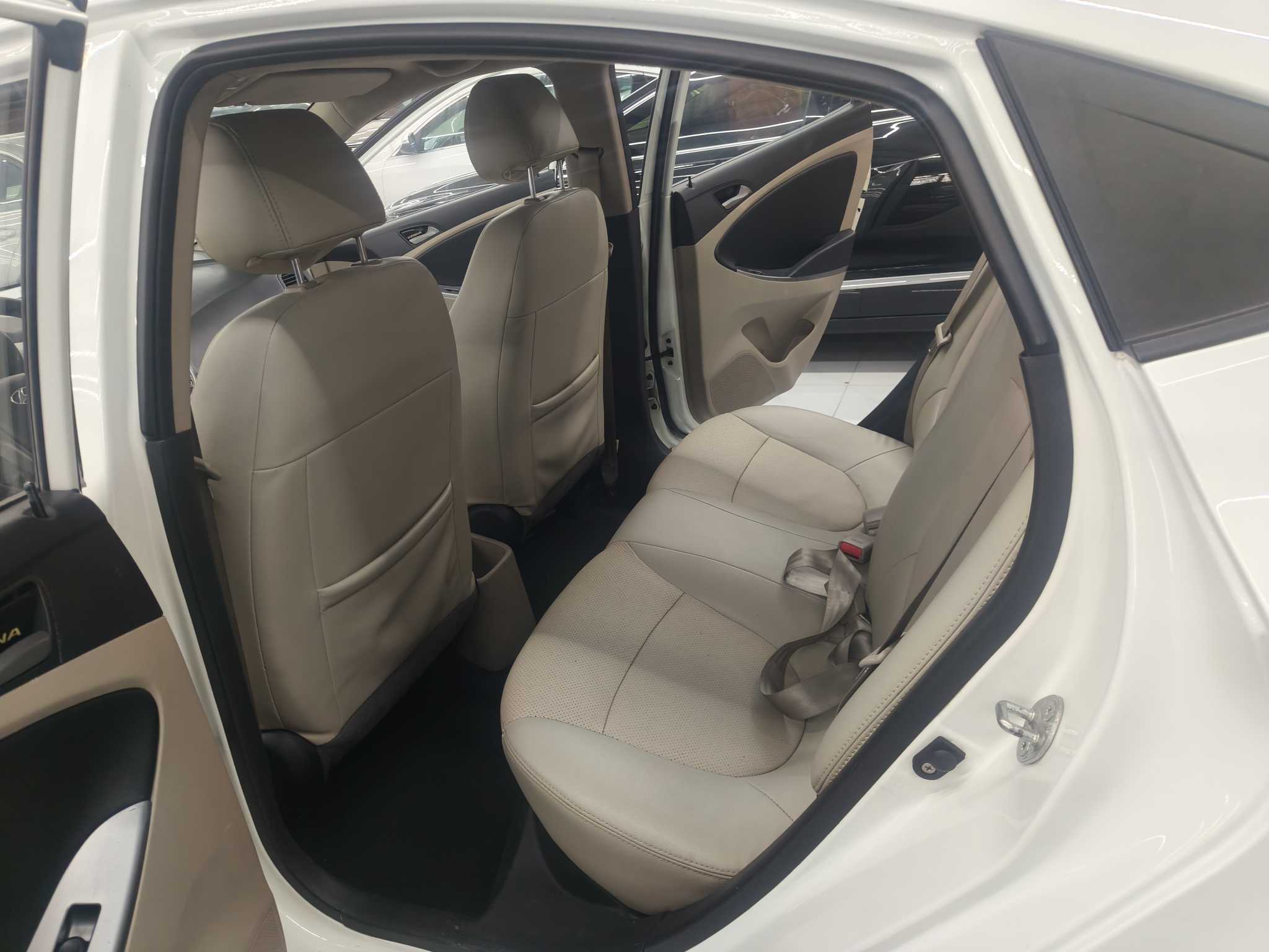 Hyundai Reina 2016 #10 Hyundai Reina 2016 car image #10