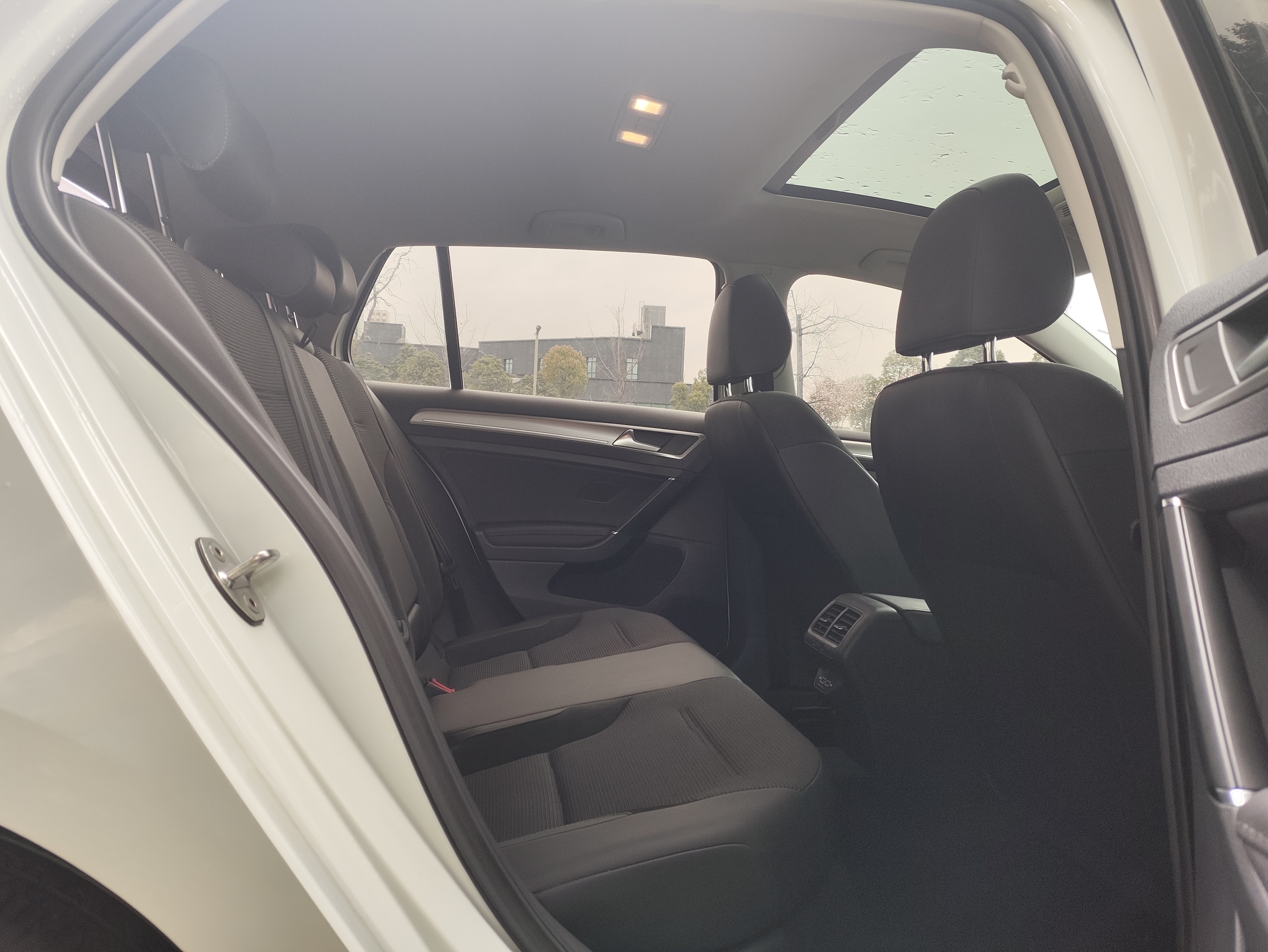 Volkswagen Golf 2019 car image #10