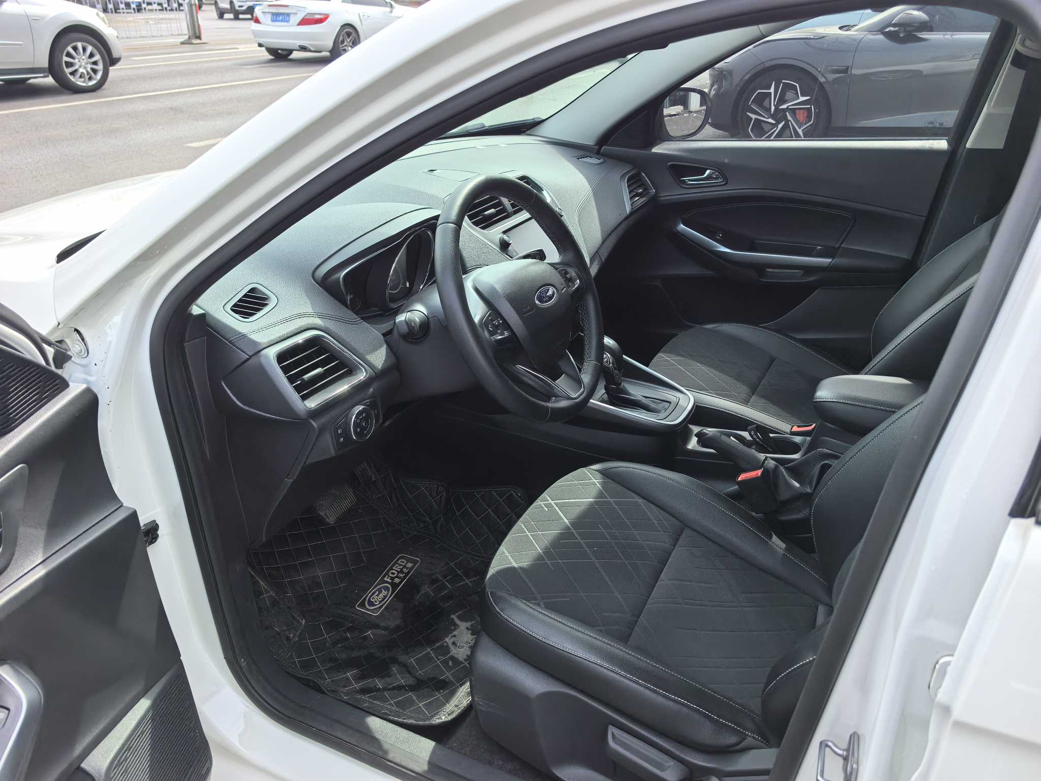 Ford Escort 2021 car image #10