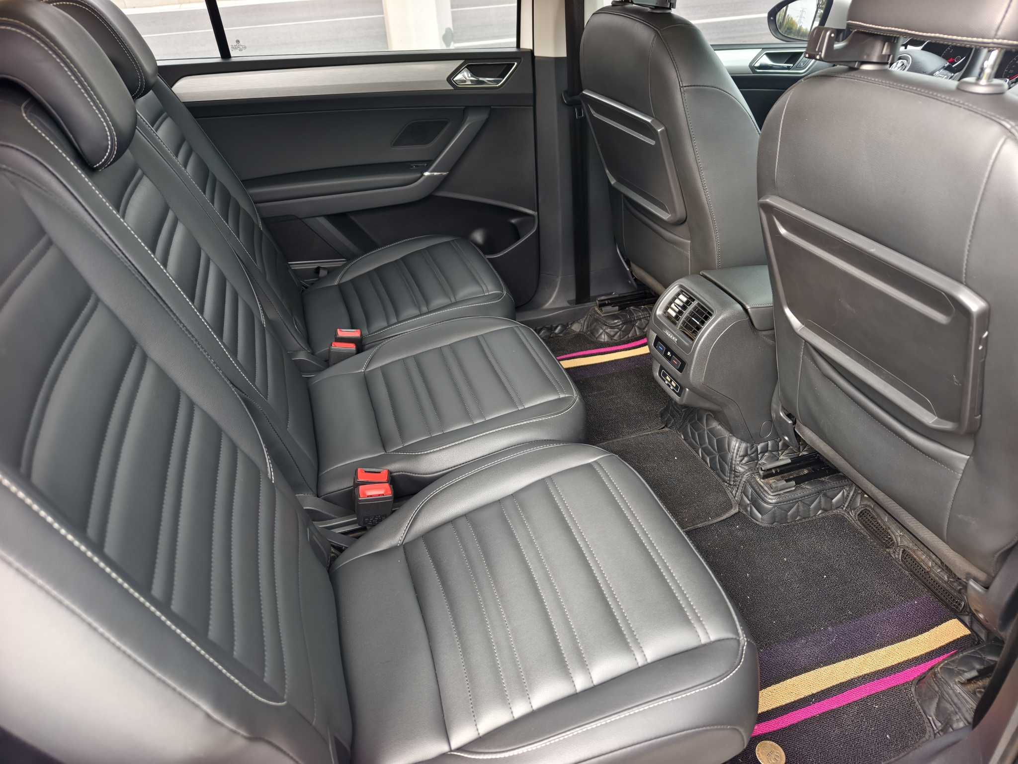 Volkswagen Touran 2018 car image #10