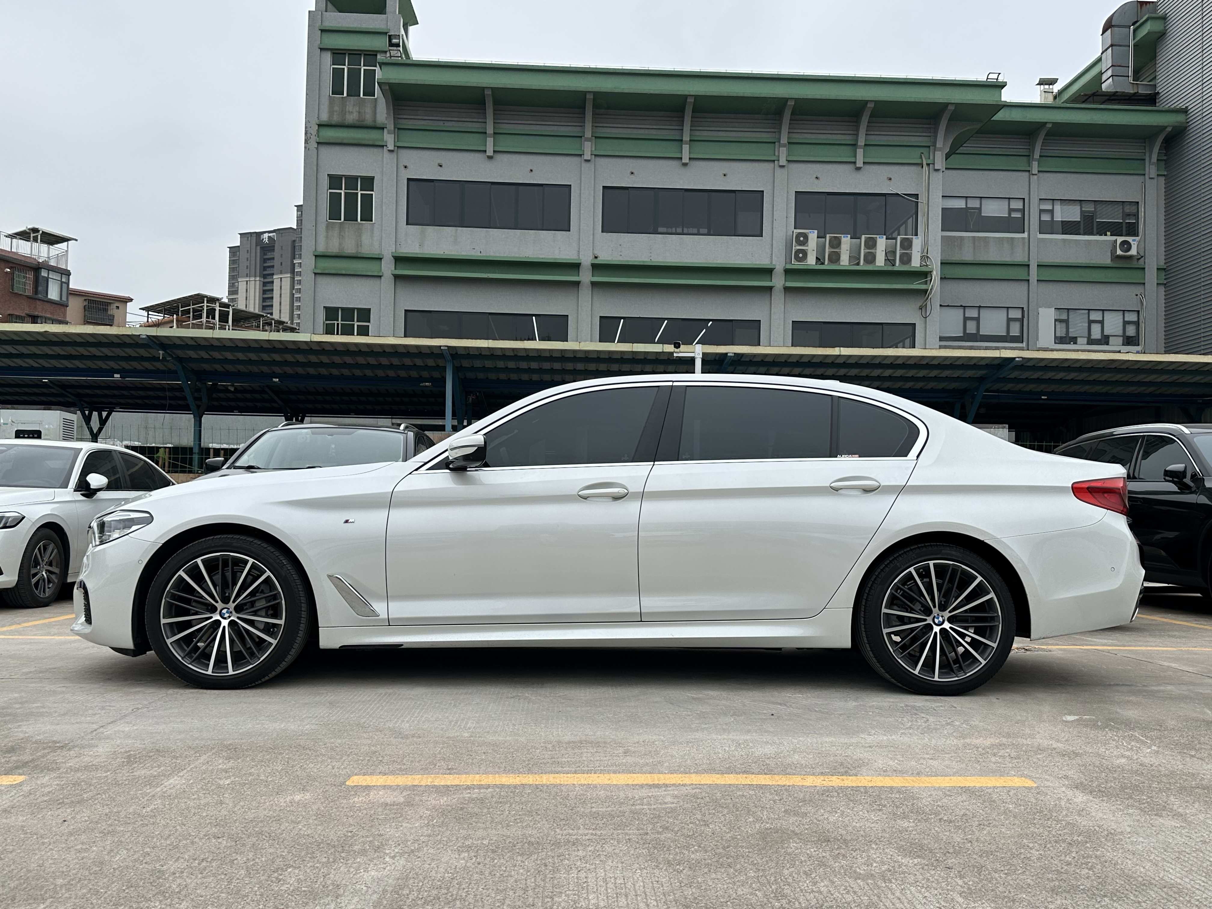 BMW 5 Series 2020 immagine di auto #10