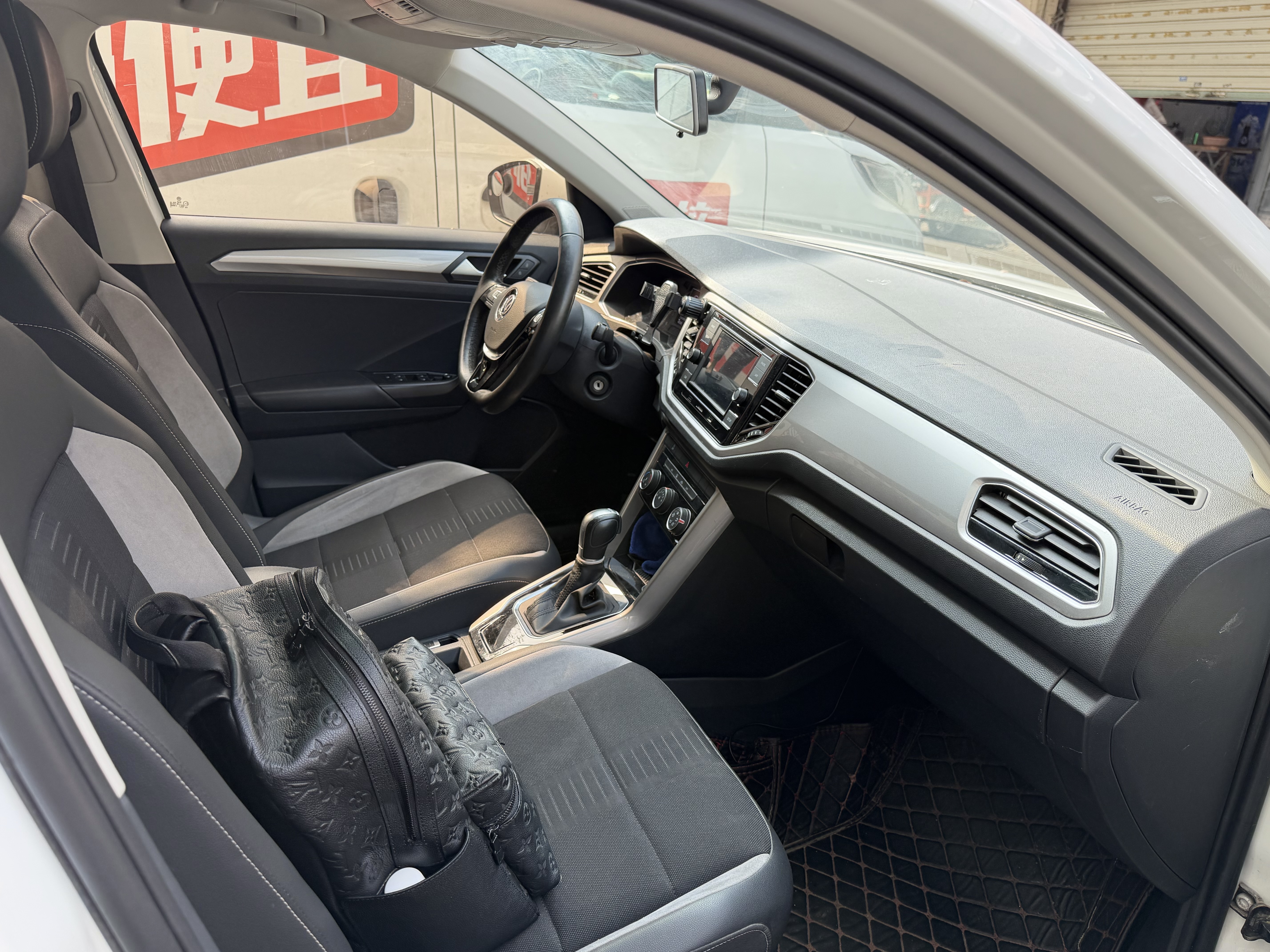 Volkswagen T-Roc 2020 immagine di auto #10